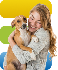 Foto de uma mulher abraçando um cachorro.